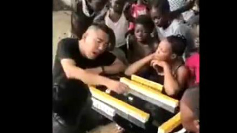 中国人走到哪就把文化传播到哪!这哥们太逗,笑死了